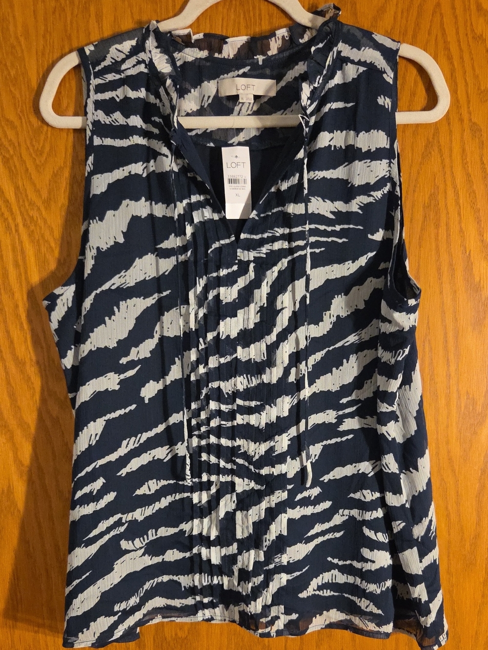 NWT LOFT Navy and White Abstract Pleated Sleeveless Top Size Xl
